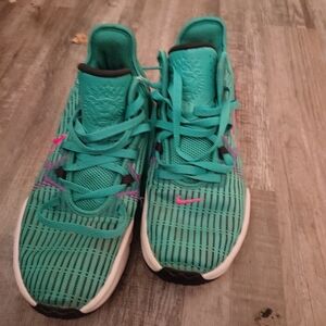 Nike LeBron James Witness 6